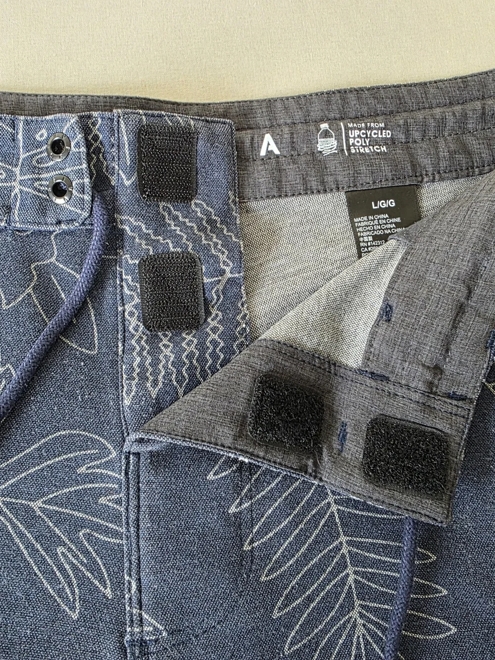 Vissla Tropical Pleasures Hybrid Boardshorts Men's L Navy Leaf Print Surf Shorts